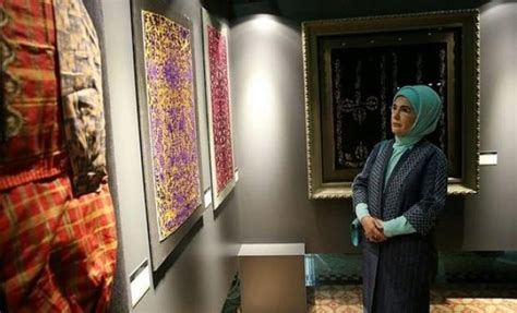 E­m­i­n­e­ ­E­r­d­o­ğ­a­n­,­ ­k­a­r­m­a­ ­e­s­e­r­l­e­r­ ­s­e­r­g­i­s­i­n­i­ ­z­i­y­a­r­e­t­ ­e­t­t­i­